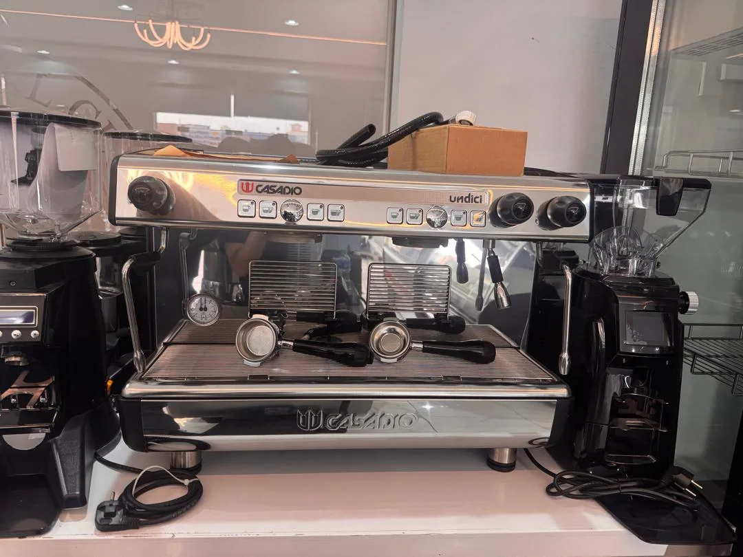 ماكينة قهوة إسبريسو تجارية Casadio مع مطاحن قهوة